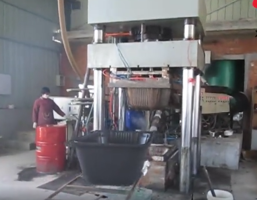 塑料模殼加工現(xiàn)場